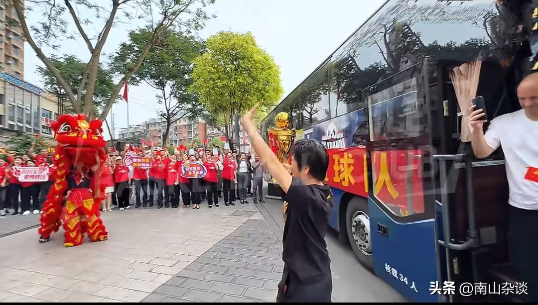 四川女篮载誉归来！球迷自发列队欢迎 冠军金杯开道 车队浩浩荡荡！