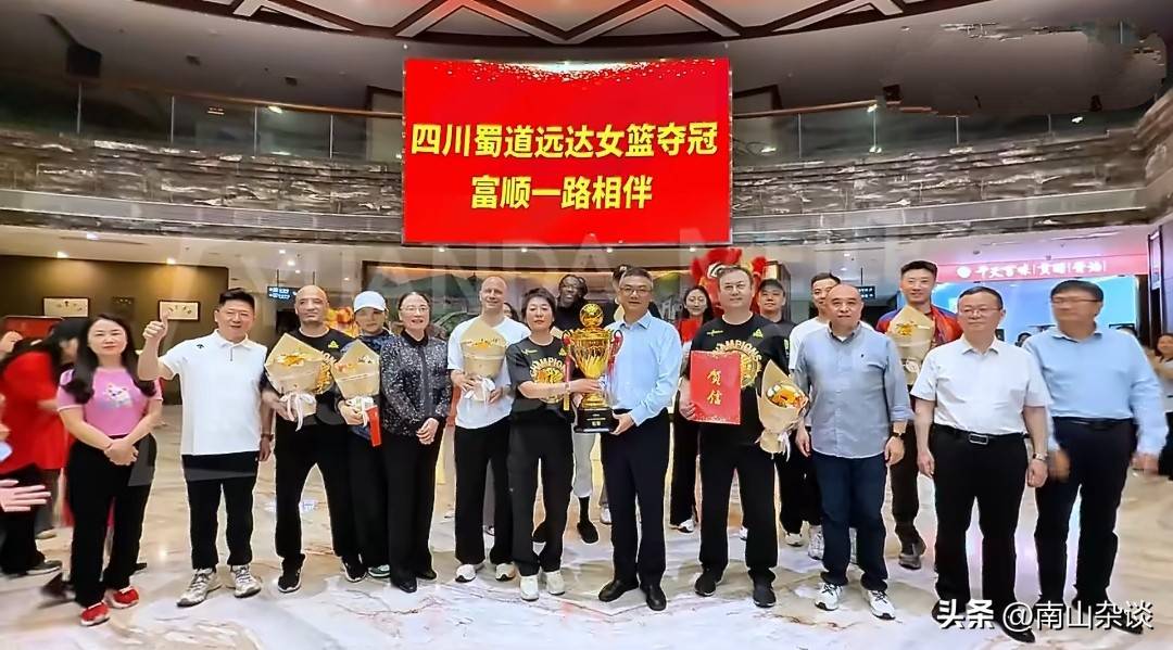 四川女篮载誉归来！球迷自发列队欢迎 冠军金杯开道 车队浩浩荡荡！