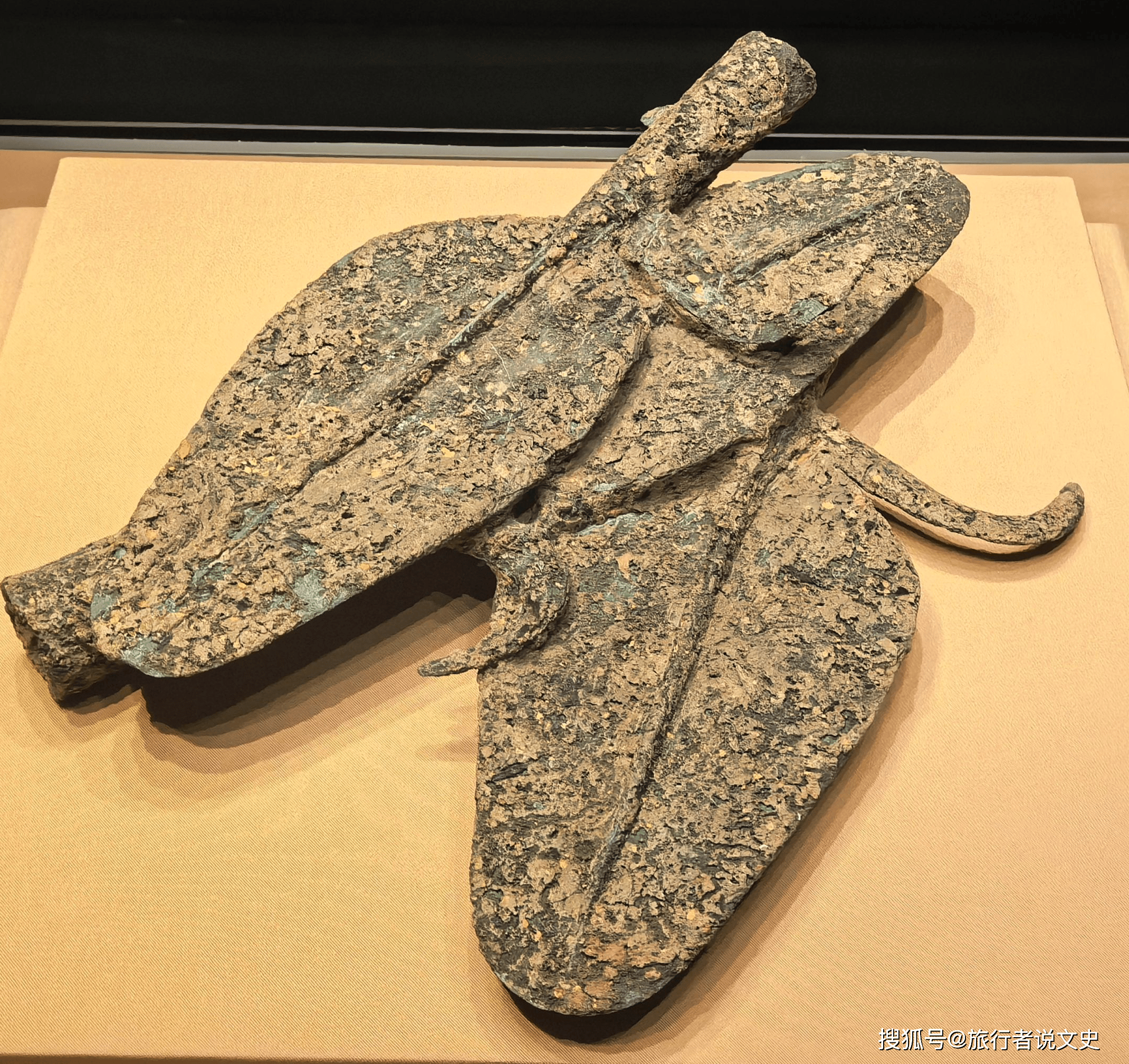 从草原到中原：一把倒钩铜矛，见证了夏代的开放与重构