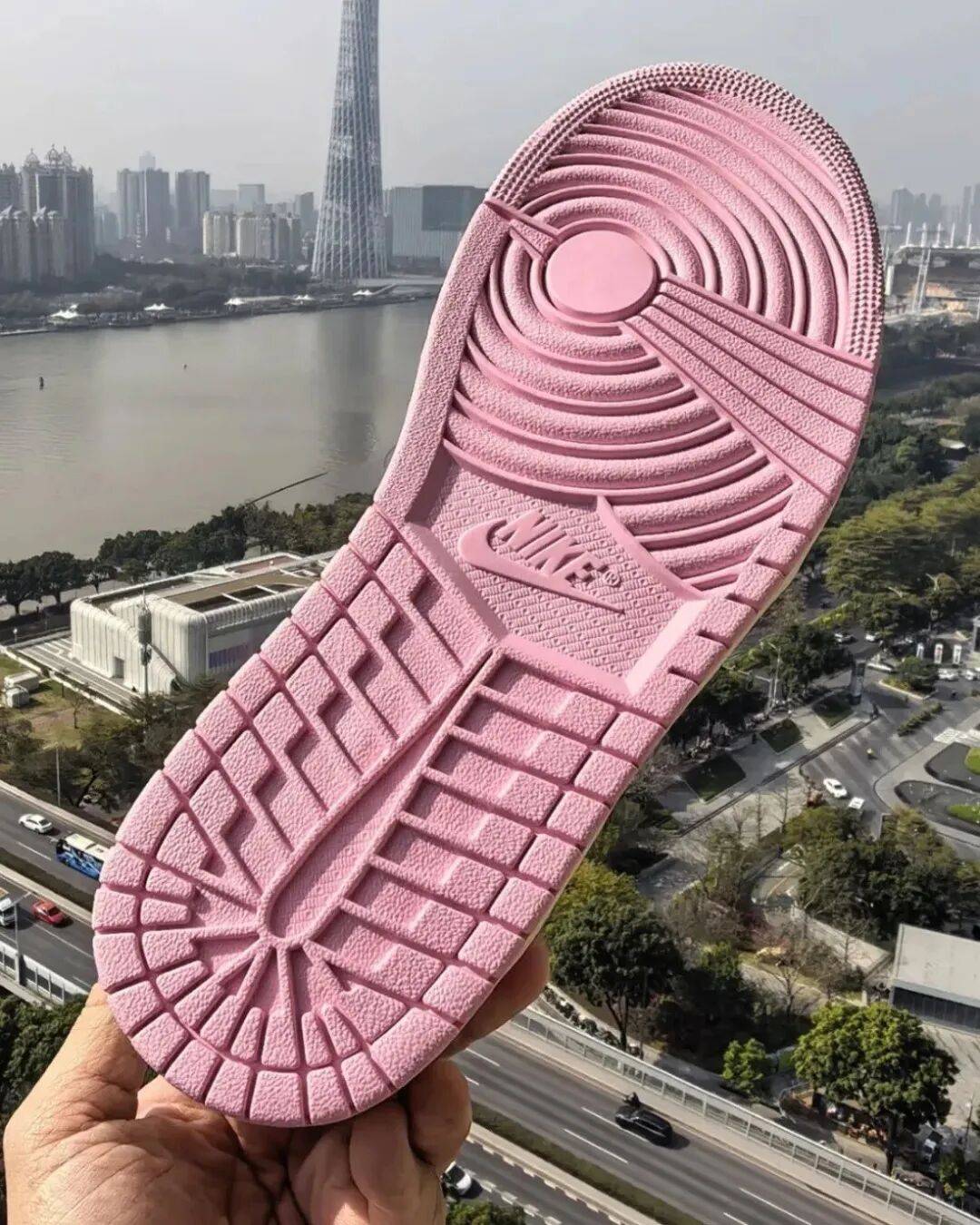 粉倒钩 AJ1 实物新图曝光！离发售不远了